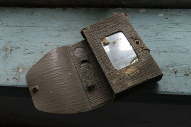 Çernobil bölgesinde eski kirli cüzdan, terk edilmiş eşyalar.