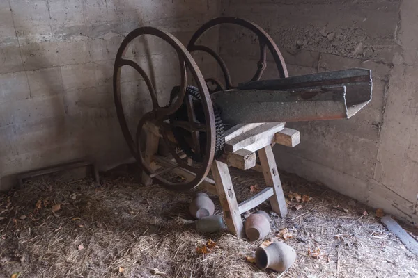 チェルノブイリ地域の古いほこりだらけの農業用粉砕機 放棄されたもの — ストック写真