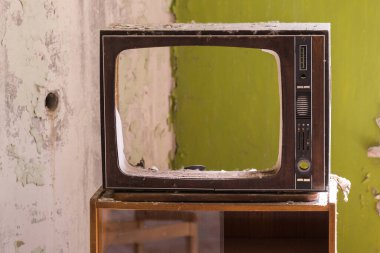 Pripyat, Çernobil bölgesindeki eski bozuk televizyon, terk edilmiş şeyler.