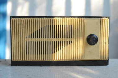 Çernobil bölgesindeki eski bozuk radyo, terk edilmiş şeyler.