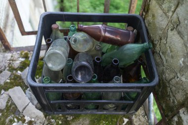 Çernobil bölgesinde eski tozlu Sovyet şişeleri, terk edilmiş şeyler.