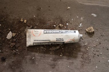 Çernobil bölgesinde eski tozlu diş macunu, terk edilmiş şeyler.