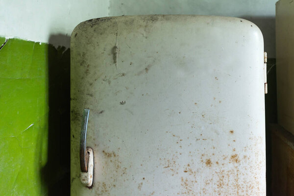Старый грязный советский холодильник в Чернобыльской зоне, заброшенные вещи