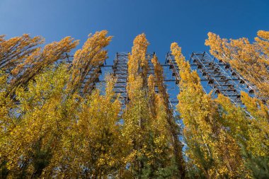 Eski askeri radar sistemi Duga, Pripyat yakınlarındaki anten kompleksi Rus Ağaçkakanı, Sovyet Soğuk Savaş kalıntıları, Çernobil 'de sonbahar mevsimi yasaklama bölgesi, Ukrayna