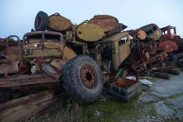 錆びた古い車のダンプ チェルノブイリのブルヤコフカ放射性車両墓地 ウクライナの除外ゾーンの秋の季節 — ストック写真