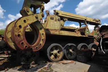 Sovyet askeri mühendislik aracı, Buryakovka radyoaktif mezarlığı Çernobil 'de, ilkbahar aylarında, Ukrayna' nın yasak bölgesinde.