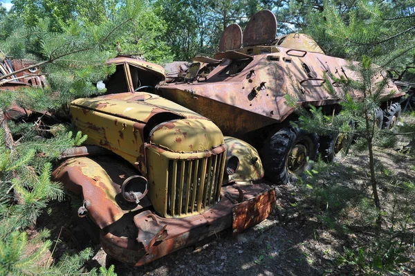 古い放棄された車 チェルノブイリのブルヤコフカ放射性墓地 ウクライナの除外ゾーンでの夏のシーズン — ストック写真