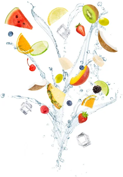 白い背景に隔離された水の垂直スプラッシュの間を飛ぶ新鮮な果物のスライス — ストック写真