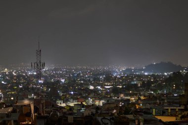 Şehir ışıklarıyla gece gökyüzü