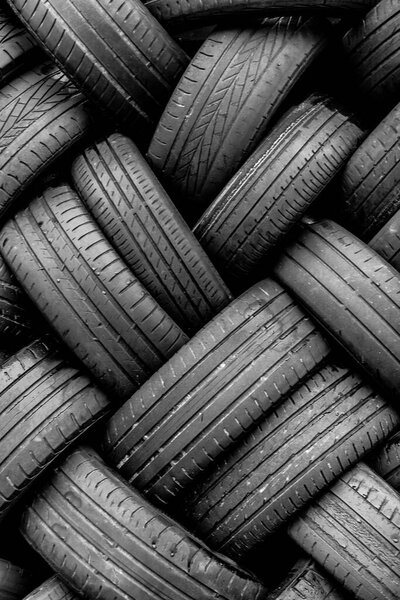 Куча старых шин для переработки каучука
