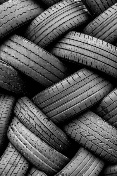 Куча старых шин для переработки каучука
