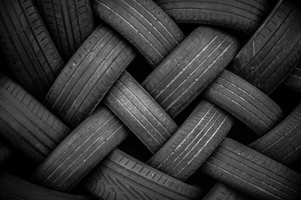 Куча старых шин для переработки каучука
