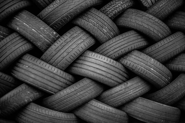 Куча старых шин для переработки каучука
