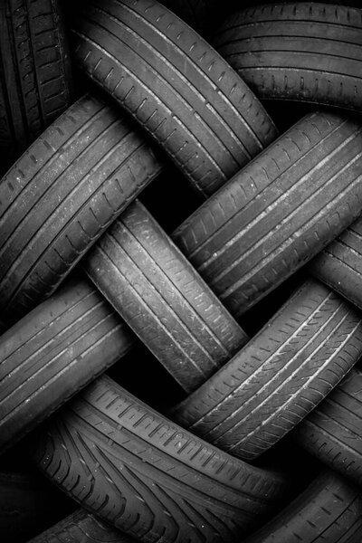 Куча старых шин для переработки каучука
