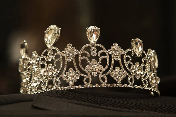 Corona de lujo con diamantes, joyas diadema, sobre fondo negro Fotos De Stock Sin Royalties Gratis