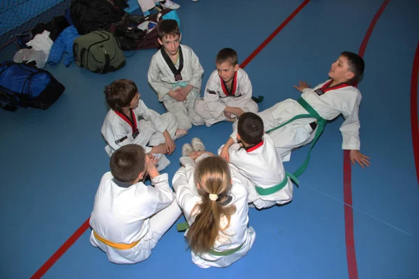 Skupina Taekwondo sedí na podlaze, aby si odpočinul.. — Stock fotografie