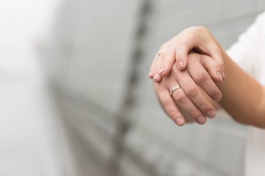 Eller birlikte, yeni evlilerin ellerinde Alyans altın yüzük, düğün