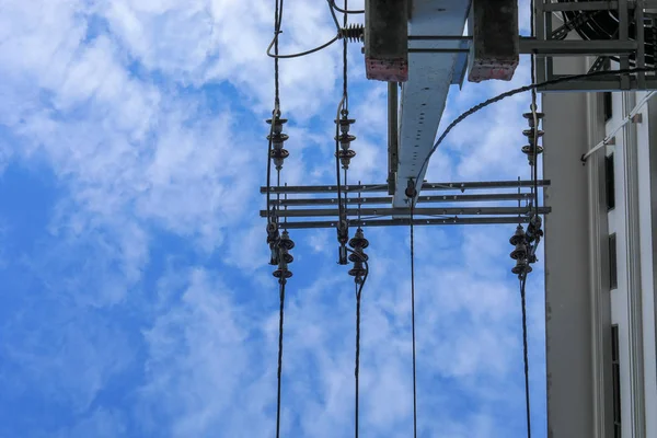 Elektrik Direği Gökyüzü Arka Plan Kablosuyla — Stok fotoğraf