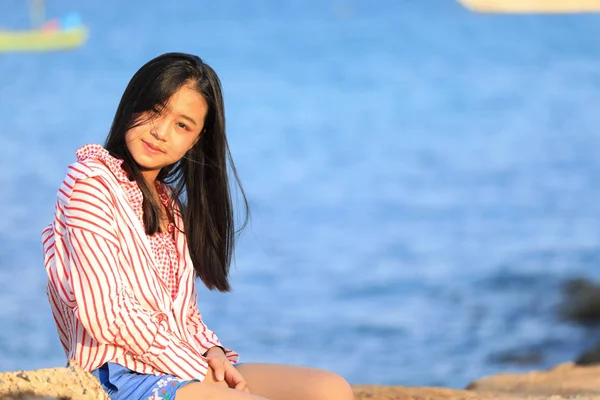 Retrato Joven Asiática Chica Sentado Piedra Cerca Del Mar —  Fotos de Stock