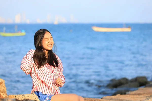 Taş Deniz Kenarında Oturan Genç Asyalı Kız Portresi — Stok fotoğraf