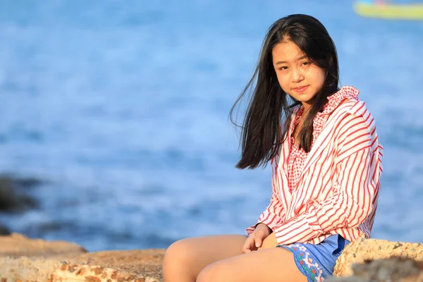 Retrato Jovem Asiático Menina Sentado Pedra Perto Mar — Fotografia de Stock
