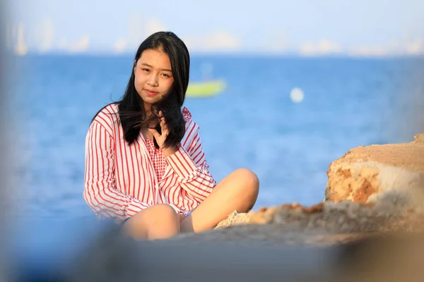 Retrato Joven Asiática Chica Sentado Piedra Cerca Del Mar —  Fotos de Stock