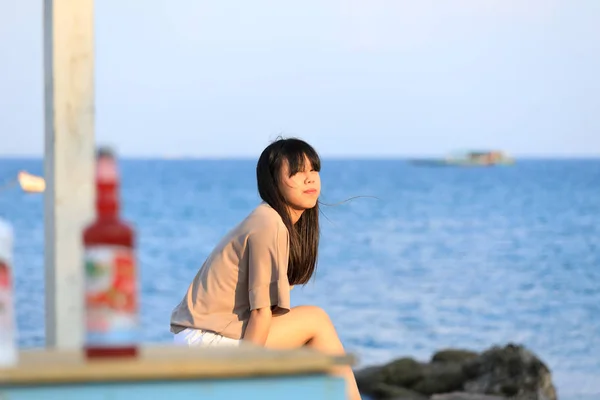 Retrato Adolescente Asiático Chica Sentado Piedra Cerca Del Mar —  Fotos de Stock