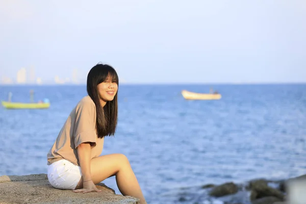 Retrato Adolescente Asiático Chica Sentado Piedra Cerca Del Mar —  Fotos de Stock