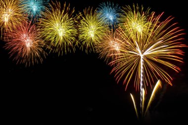 Kara gökyüzü arka planında havai fişekler 