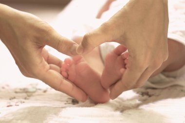 Yeni doğan bacaklar ile kalp şekli.