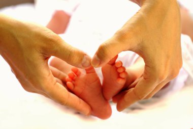 Yeni doğan bacaklar ile kalp şekli.