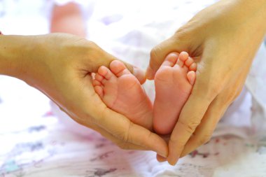 Yeni doğan bacaklar ile kalp şekli.