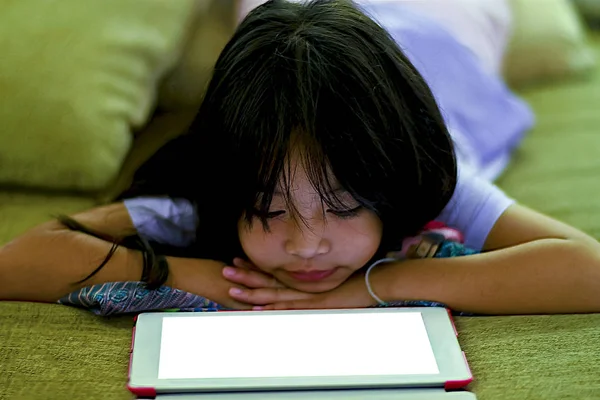 Linda Criança Bochechas Nas Mãos Desfrutar Olhar Ipad — Fotografia de Stock