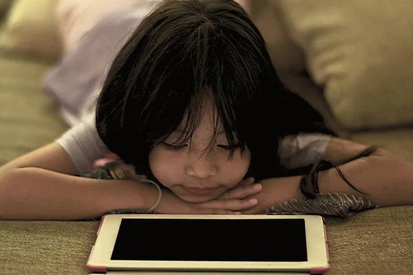 Bonito Jovem Deitado Sofá Olhando Para Tela Tablet Digital — Fotografia de Stock