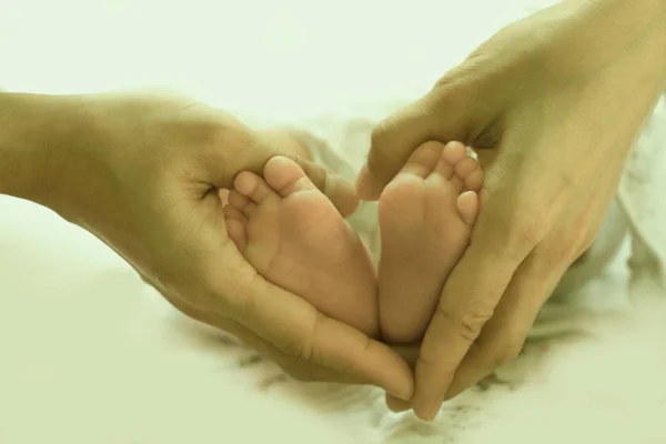 Kształt Serca Nowo Narodzonych Nogi — Zdjęcie stockowe