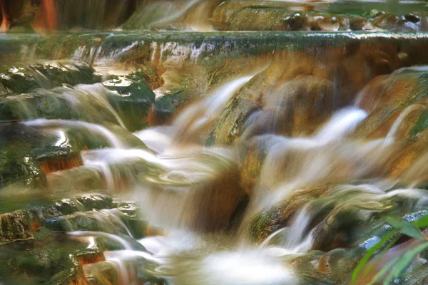 Agua Cae Sobre Fondo Natural — Foto de Stock