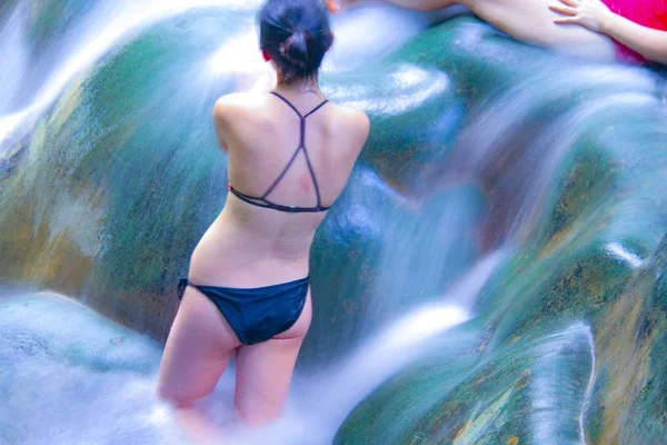 Vodopád Nohou Ženy Užívat Vodě — Stock fotografie
