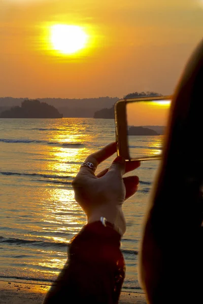 Mâna Unei Femei Folosește Telefonul Inteligent Pentru Fotografia Apusul Soarelui — Fotografie, imagine de stoc