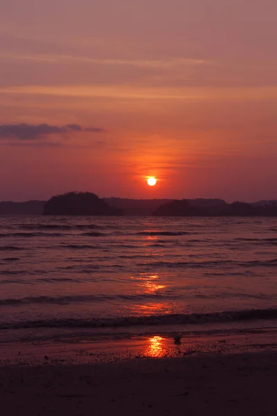 ビーチ クラビ タイの夕暮れ — ストック写真