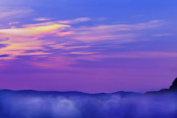 Natur Hintergrund Von Wolken Und Dämmerungshimmel Über Dem Berg — Stockfoto