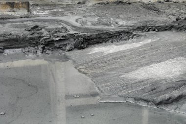 fly ash desen yağmur ve su akışı sırasında.