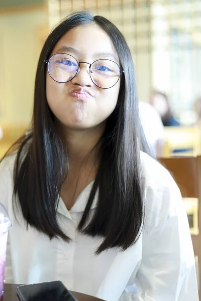 Retrato Una Joven Linda Chica Con Gafas Sonriendo Sentada Silla —  Fotos de Stock