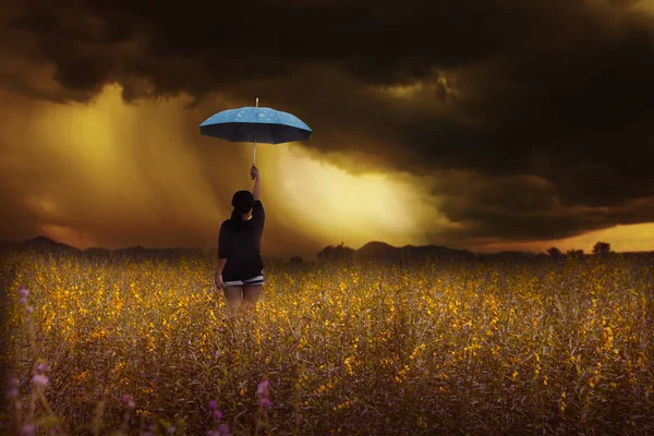 bulut yağmur fırtına karşı karşıya şemsiye standı ile kız