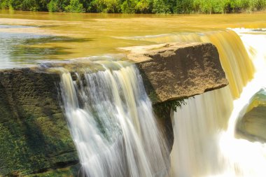 Taşın doğal nehir, düşük çekim su hareketi gösterilen içinde üzerinden akan su.