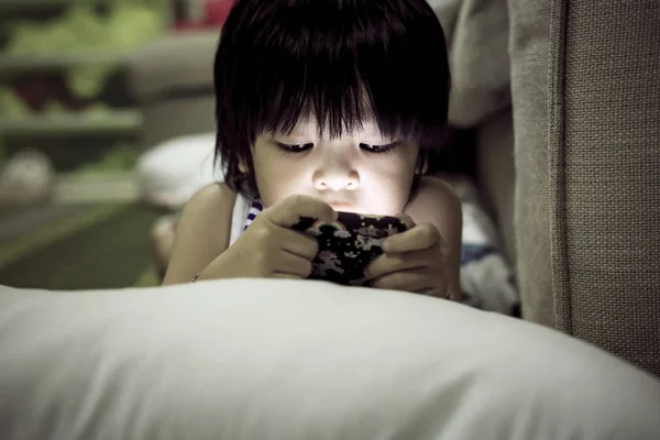 Schattige Asia Jongen Spelen Smartphone — Stockfoto