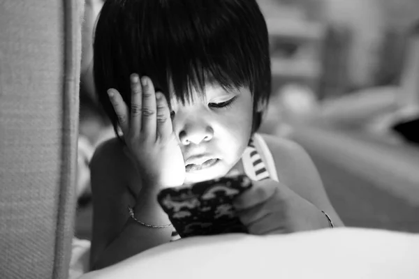 Сонный Ребенок Лежал Полу Играл Смартфон Милый Азиатский Ребенок Играл — стоковое фото