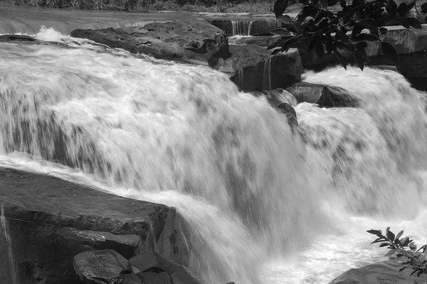 Água Que Flui Sobre Pedra Rio Natural Obturador Lento Mostrando — Fotografia de Stock