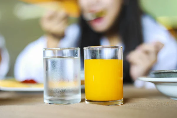 早餐桌上的一杯水和橙汁 — 图库照片