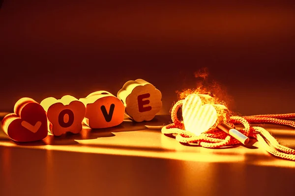 愛は火の概念 木の床で愛という言葉 — ストック写真