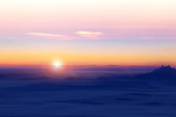 朝は日の出の丘 — ストック写真